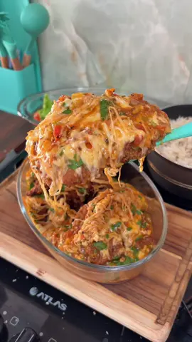 Parmegiana de frango com bastante molho e muito queijo! 🍗🧀🍅 Crocante por fora e suculenta por dentro. 🤤✨ Ingredientes para empanar: 🍗 500g de filé de frango 🥚 2 ovos 🍞 1 pacotinho de farinha panko 🥫 2 colheres de extrato de tomate Para temperar o frango: 🧄 Alho amassado 🍋 Suco de 1 limão 🥣 Molho shoyu 🌶️ Páprica, pimenta-do-reino, tempero baiano, sal e tempero para frango Para o molho: 🍅 Tomate, cebola e pimenta-de-cheiro picadinhos 🥫 2 colheres de extrato de tomate 🌿 Páprica, pimenta-do-reino, tempero baiano e sal 🧀 200g de queijo 📝 Observações: Depois do frango já frito e o molho pronto, é só jogar esse molho lindão por cima, cobrir com queijo e levar pra gratinar. Tá pronto! 😍🔥 👉 Salva essa receita e marca alguém que vai fazer com você! 💬👇 #parmegiana #almoço #receita #grango #parmegianadefrango 