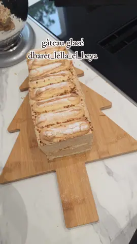 Aujourd’hui, je vous partage une recette que je kiffe vraiment : le gâteau glacé. C’est l’une de mes préférées, parce qu’elle me rappelle ma grand-mère et nos soirées du samedi chez elle. C’était le gâteau de famille ! Chaque samedi, elle nous préparait ce magnifique dessert ou le gâteau courant d'air. Je voulais absolument le partager avec vous. Franchement, testez cette recette, vous allez adorer ! 👉 Pour la pâte noisette, je vous recommande celle de  @cakelandrades elle est délicieuse, sans arôme ajouté, hyper naturelle. Parfaite pour ce genre de gâteau. Bref, dès que vous me suivez, vous testez cette recette, d’accord ? 😋#recette #glace #glacemaison #gateau #simple 