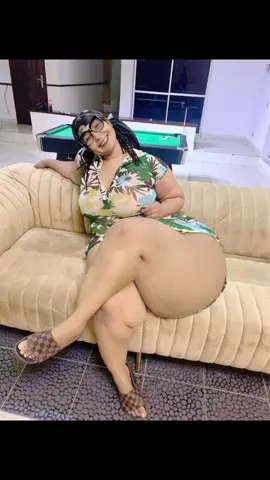 Solo estaba sentada en el sillón… y terminé robando miradas 😌🛋️🔥 #PiernasDeImpacto #MujerConEstilo #SillónChallenge #SeguraDeMi #ParaTi #TikTokViral #presenciafemenina 