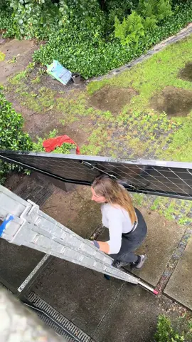Work don’t stop just ’cause the sky cries #solarpower #electrician #fyp #construction 