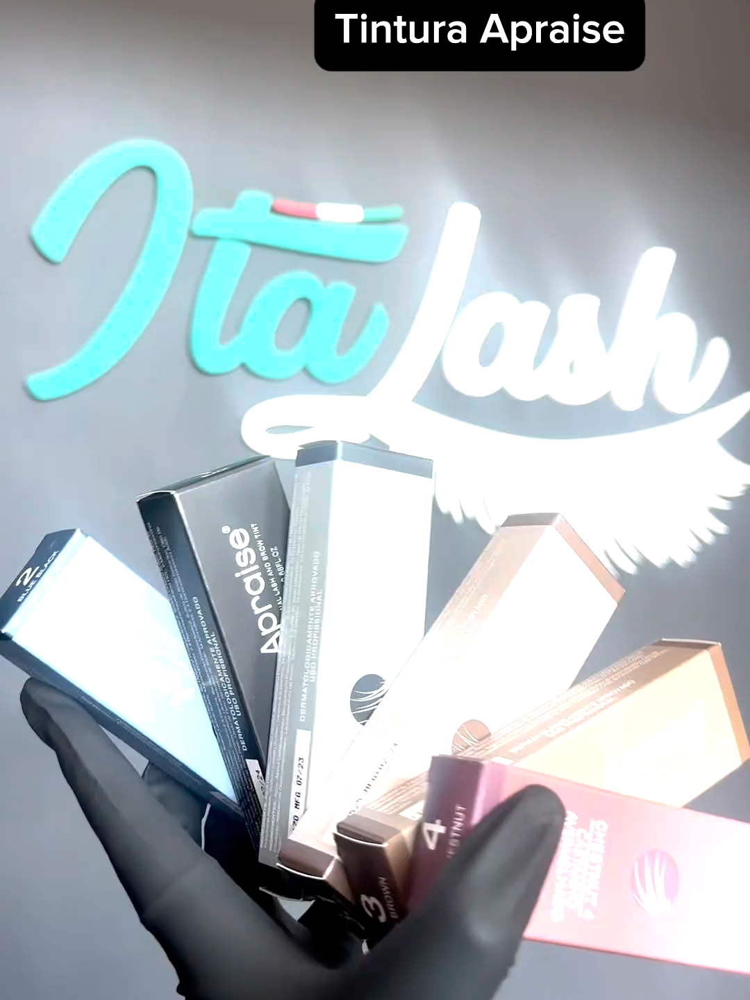 Tinta Apraise Tintura para Cílios Sobrancelhas Barba Você quer dar mais destaque no olhar da sua cliente? Então você precisa conhecer a Tintura Apraise, um produto que intensifica a cor dos cílios, sobrancelhas e barba, deixando-os mais definidos e bonitos. A Tintura Apraise é livre de amônia, garantindo a segurança das suas clientes. Ela tem um alto rendimento, podendo fazer até 40 aplicações por tubo. Além disso, ela tem um bico dosador que facilita a aplicação e evita desperdícios. A Tintura Apraise é duradoura, resistente à água e à prova de manchas. Ela pode durar até oito semanas nos fios, mantendo-os com uma cor vibrante e natural. A Tintura Apraise está disponível em cinco cores diferentes: Preto Intenso 1.0: para uma cor intensa e um brilho intenso. Grafite 1.1: para intensificar e mascarar os pelos grisalhos/brancos com acabamento natural. Preto Azulado 2.0: para resultados de cores multi-tonais, nutrição e brilho adicionado. Preto Azulado 2.0: Para resultados de cores multi-tonais, nutrição e brilho adicionado. Castanho Escuro 3.0: para força e profundidade de cor. Castanho Claro 3.1: para maior luminosidade e definição. Misture com outros tons para aumentar a sutileza e variar o tom. Castanho Avermelhado 4.0:  Para intensificar as cores, possui consistência homogênea e ajuda a manter a tonalidade do pelo. A Tintura Apraise é um produto de uso profissional, indicado para profissionais da beleza. Ela é ideal para quem quer oferecer um serviço diferenciado e de qualidade para suas clientes. Não perca tempo e garanta já a sua Tintura Apraise. Escolha a cor que mais combina com você e surpreenda-se com os resultados! #apraise #sobrancelhas #cílios #barba #cor #tintura #alongamentodecilios #treinolashedesigner #maquiagem #lashtutorial #cílios #lashextensions #iniciante #italash #designdesobracelhas #extensaodecilios #volumebrasileiro #cilios #ciliosfioafio