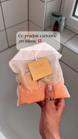 ✨ C’est l’indispensable pour faire une pause. Ce sachet pour le bain est 100 % naturel 🌿 Et il existe en 3 senteurs : 💜 Lavande pour te détendre 🌸 Rose pour te reconnecter 🍋 Citron pour retrouver ton énergie Tu l’infuses dans l’eau chaude 🛁 Et en 15 minutes… tu respires à nouveau. 💬 Déjà +500 femmes convaincues. 📦 Le pack découverte est dispo. ⏳ Mais les stocks sont limités… #suisse #SelfCare 
