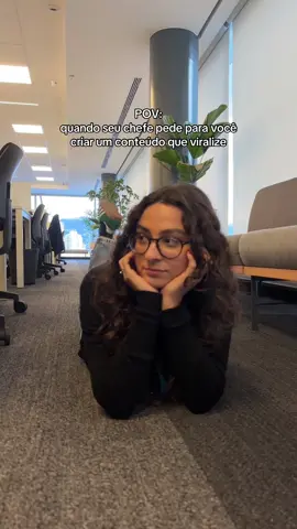 ajudem a menina do marketing 🫣 #officehumor #funny #socialmedia #worklife #sheerme #humor #marketingcriativo #fy 