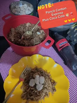 Good Evening Pancit Canton homemade With Coca Cola 🍜🥤🍜🥤🍜🥤🍜🥤🍜🥤🍜🥤🍜😂 Squid balls Ground pork SM bonus Pancit Canton Noodles Datu Puti Oyster Sauce Soy sauce Blk pepper #midnightcravings #CocaColaPhilippines #smbonus #foodblogger