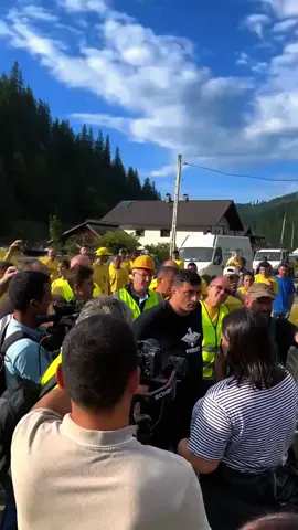 George Simion in mijlocul oamenilor afectați de inundați #georgesimion #pentrutine #fyb #inundati #suceava #calingeorgescu2025 @GEORGE SIMION 