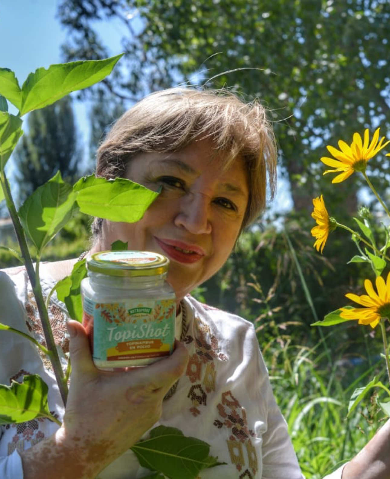 🌿 Testimonio Real | Rosella y su camino con el Topinambur 🌿 “Llevo más de 20 años conviviendo con la fibromialgia. He probado de todo, buscando alivio, buscando sentirme un poco mejor en mi día a día. Pero fue el topinambur quien me encontró a mí. Desde que lo integré a mi rutina, he sentido un cambio profundo. No solo en mi cuerpo, también en mi ánimo, en mi energía, en cómo enfrento el día. No es magia, es naturaleza. Y es un producto que se nota que ha sido trabajado con amor, con respeto, y con la intención genuina de ayudar. Hoy agradezco haberlo conocido. Porque sé que detrás de cada envase hay un propósito: entregar bienestar desde lo natural, acompañar a quienes buscan una mejor forma de vivir.” — Rosella, usuaria de Topishot ✨ Topinambur 100% natural ✨ Cultivado y procesado con respeto por la tierra y por ti ✨ Pensado en tu bienestar, desde adentro hacia afuera 📦 Conoce más en www.nutramore.cl #nutramore #topinambur #fibromialgia #bienestarnatural #vidasana #saludintestinal #productosnaturales #cuidatucuerpo #alimentacionconsciente #vivemejor #bienestarintegral #hechoenChile #vidaconsciente #topinamburbeneficios #fibrafuncional #digestiónnatural #rutinasaludable #sintoxicos #vidanatural #consumelocal