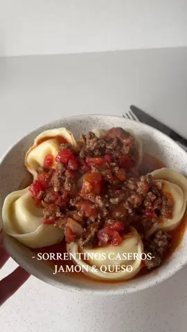 Sorrentinos caseros con salsa boloñesa 😎 Hoy a la noche se hacen pastas caseras y junto a @carneargentina.ipcva y @argentinebeef te compartimos la mejor receta 🫶🏽 Ingredientes  - para 2 porciones - Tapas de empanada  100 gr de queso mozzarella  100 gr de jamón cocido  3 cucharadas de ricotta  Sal, pimienta, pimentón y ajo  Para la salsa  250 gr de carne picada  1/2 cebolla picada  1 taza de tomates cubetados Sal, orégano, pimiento y pimentón  Te animas a hacerlos?  #cocina #recetasfaciles #cocinacasera #recetas #cocinafacil #recetascaseras #sorrentinoscaseros 