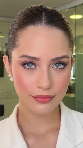 A Mascavo é simplesmente perfeita! Tô testando os produtos faz um tempo e esses 3 já viraram queridinhos: ✨ Base Soft Radiance 12C – glow leve e cobertura linda ✨ Contorno cremoso Latte – super fácil de aplicar ✨ Blush Peoni – cor e viço na medida! Pele com acabamento profissional e ativos que cuidam da pele enquanto embelezam! 🤎@MASCAVO  Me conta o que achou do resultado nos comentários! #MascavoNaMinhaBancada #MakeQueCuida #MichelleCostaMakeup #PeleGlow #TikTokBeauty