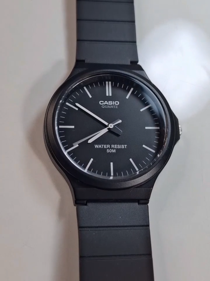Precio: 285.000 gs Envío gratis a todo el Paraguay. ¿Menos es más? Este Casio lo confirma. ✔ Esfera negra sin números ✔ Diseño minimalista ✔ Sumergible hasta 50 metros Un reloj práctico, sobrio y con estilo. Para vos… o para regalar sin fallar. . . . . . . . . #Casio #MW240 #RelojCasio #RelojMinimalista #EstiloLimpio #ParaRegalar #ParaDestacar