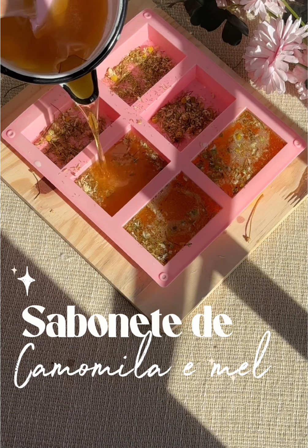 Sabonete artesanal de camomila e mel para peles sensíveis e ressecadas💕  #saboneteartesanal #sabonetedecamomila #camomila #mel #sabonetedemel #hidratante #peleressecada #pelesensivel #artesanal 