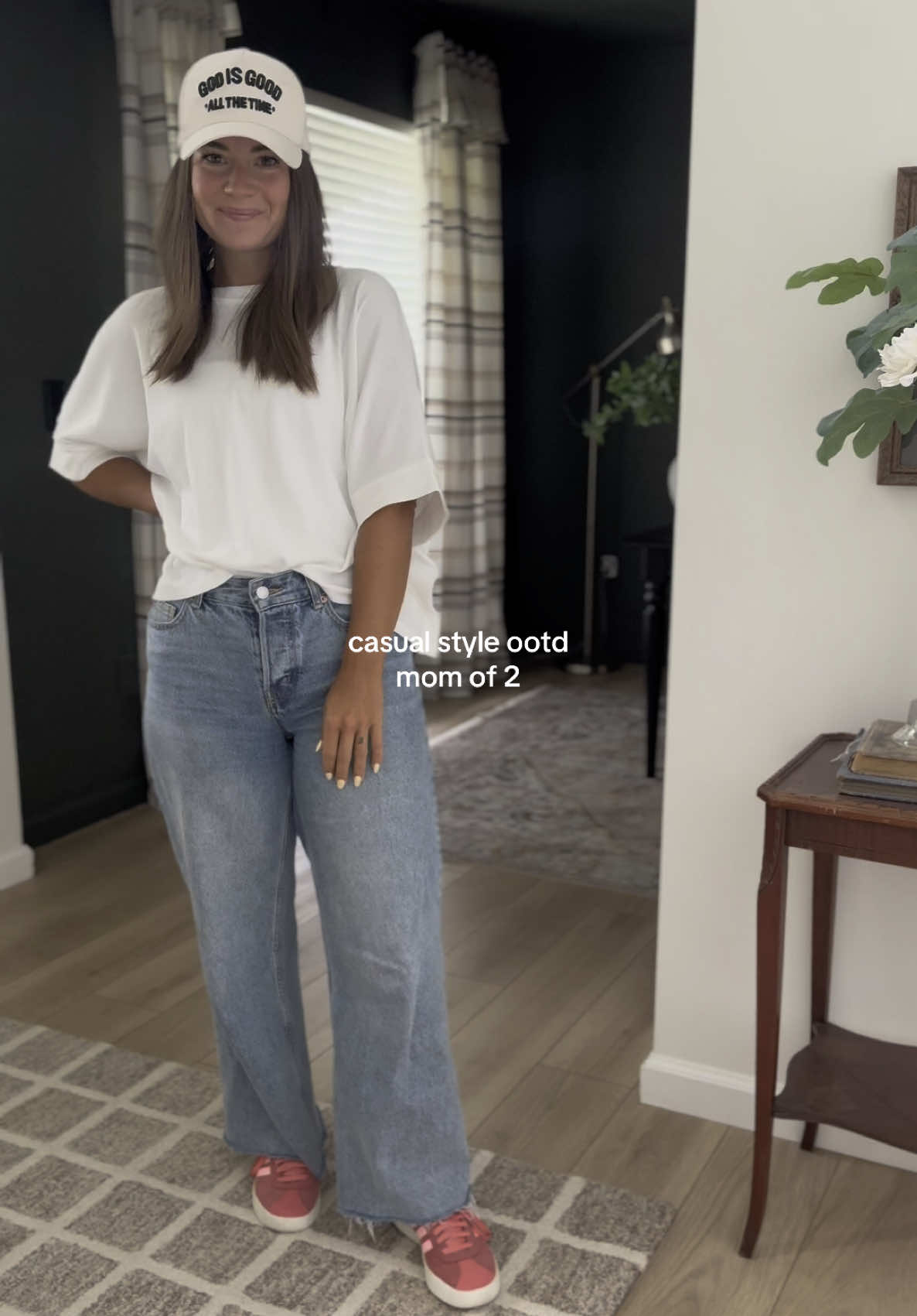 Basic tee. Fun sneakers. Trucker hat. Jeans. Can’t go wrong 🤌🤌 #TikTokShopFashion #casualmomstyle #momootd #errandsoutfit #momstyle 