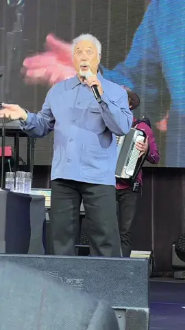 Tom Jones „Pussycat“😂😁🥰 #tomjones #seebühnebremen #bremen #musik #Birkenstock 