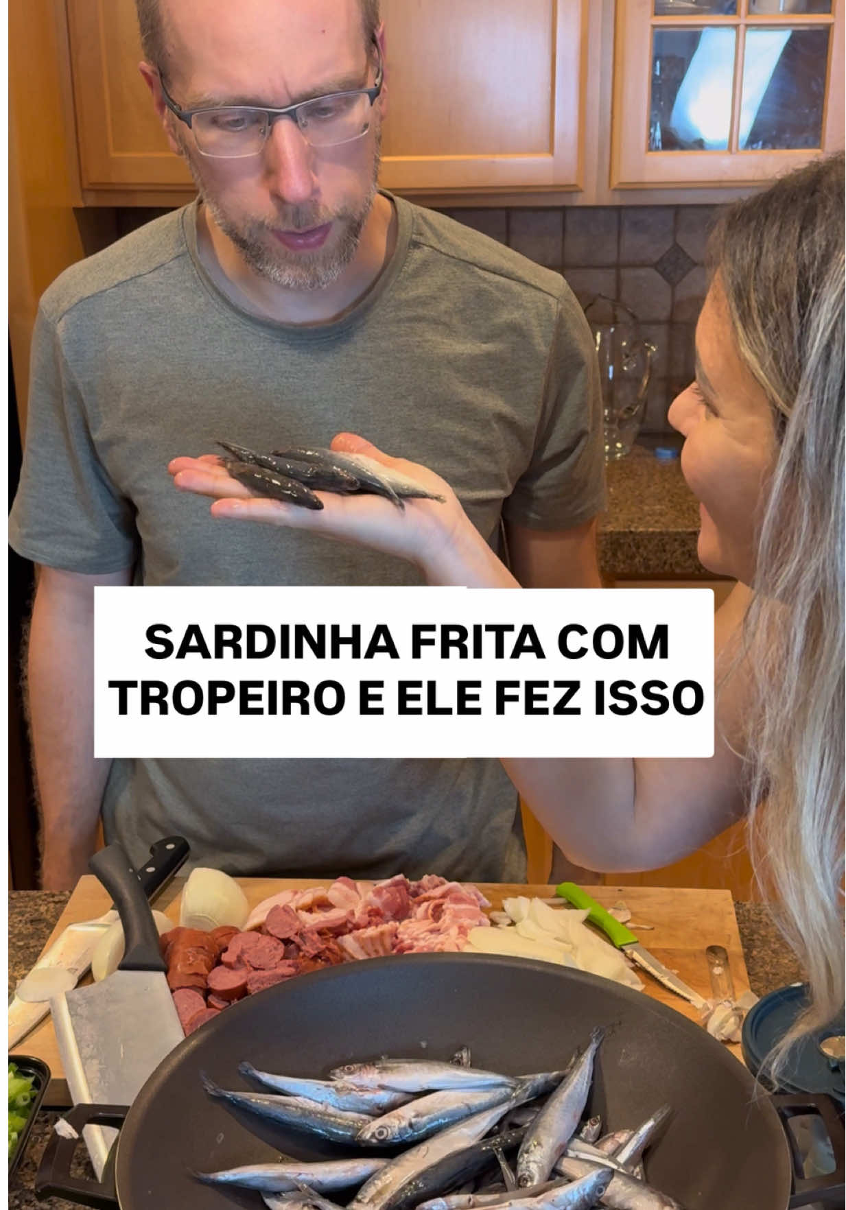 Cheguei do culto e fui direto fazer uma comidinha pro gringo! Fiz piabinha e sardinha frita… será que ele vai encarar ou vai correr pro bife? 😂🍴 #feijaotropeiro #piabinha #comidamineira #casalcristao #casaltiktok #casalengraçado #foryou #fy #foryoupage @josh.taylor.foodie 