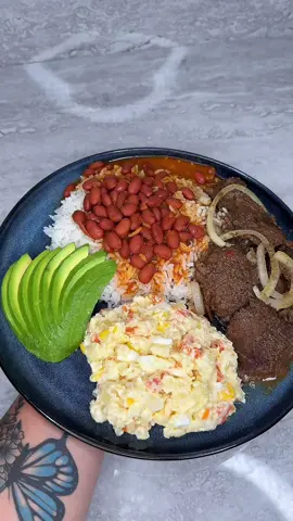 Mi antojo de hoy ✨😍🇩🇴 This food was 🔥🔥🔥🔥 Arroz blanco  Habichuelas guisadas  Bistec encebollado  Ensalada de papa  Aguacate 🥑  #foodporn #bridgetmaria #Foodie #chefbridgetmaria #dominicanfood #comidadominicana 