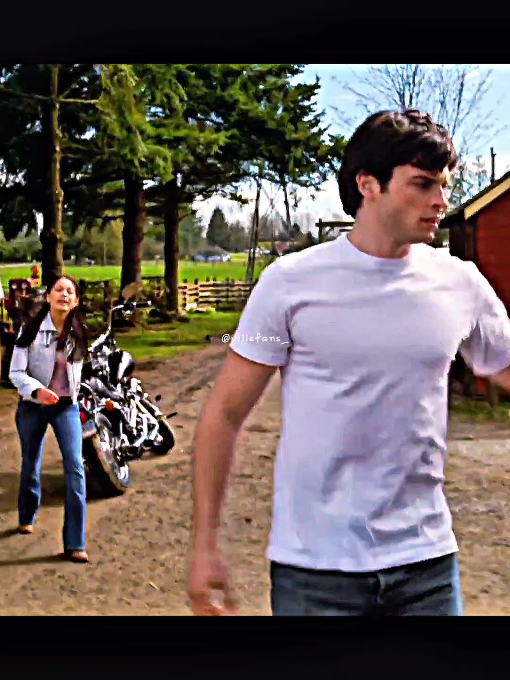 Esto se veía mejor en mi cabeza, espero les guste tenía mucho que tiempo no editaba algo de este fandom  😭🫢🫣  #CapCut #smallville #clana #2x23 #exodo #capitulofinaldetemporada #escapar #enriqueiglesias #clarkkent #lanalangedit #series2000s #kalel #superboy #tvshowedits #tomwelling #kristinkreuk #tiktokviral #fyp 