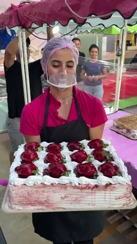 Super lançamento na @sabrinaraujoconfeitaria!! Esse é o BOLO MORANGO DO AMOR. Hoje gravamos na feirinha da Opus no Bueno mas também terá na Feira da Lua no sábado publi #goiania #goianiaindica #comeremgoiania #torta #morangodoamor #tortadefeira