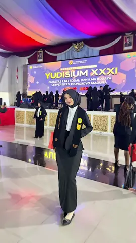 21 undur diri 25 dipersilakan wkwk  #yudisium #fypage #pkkmbsakera #outfit #maba #trunojoyomuda25 #fyputm 