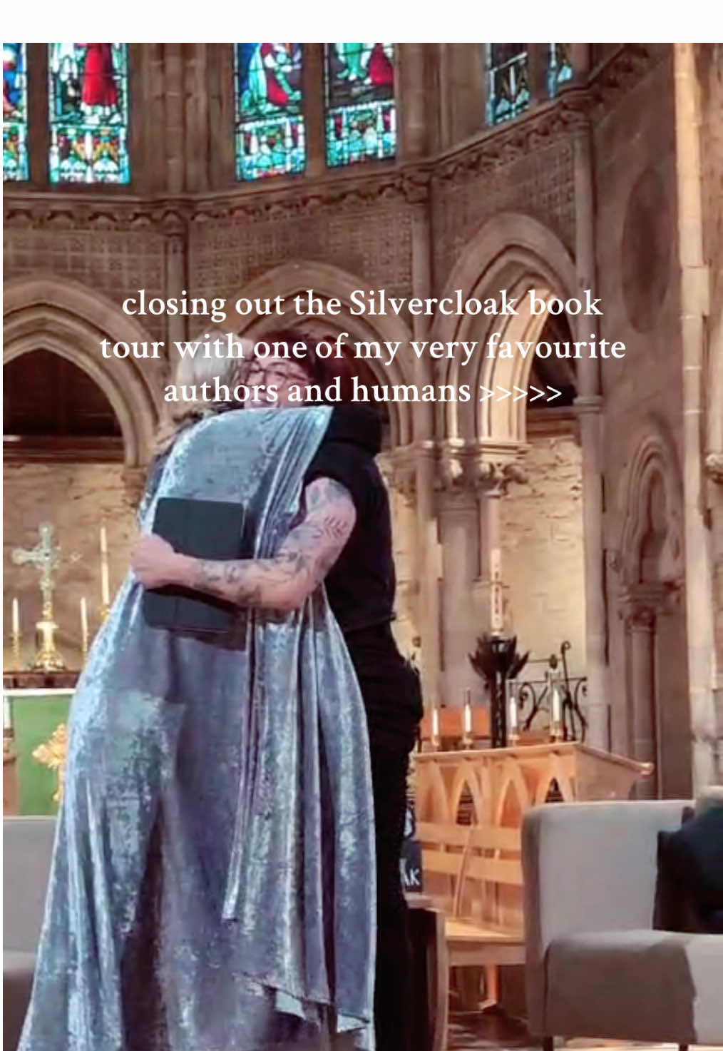 we don’t deserve v.e. schwab 🥹🥹 thank you so much to all the hundreds of people who came out to celebrate Silvercloak tonight and the last few weeks, it’s been the best whirlwind ever and now the book is yours 🪄🩸🌙🐉⏳ #BookTok #books #fantasy #silvercloak #buryourbonesinthemidnightsoil #lksteven #veschwab 
