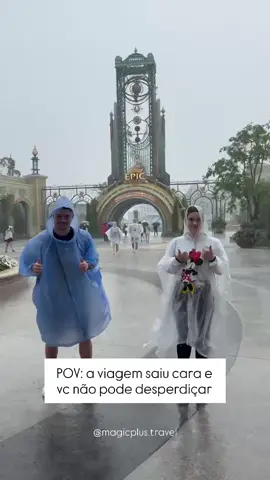 🎢🌧️A viagem saiu cara… e você não vai desperdiçar nem debaixo de chuva, né? 🤣 Brincadeiras à parte, a gente não controla o clima (infelizmente!), mas com o suporte da Magic, você tem roteiros bem planejados e estratégias certeiras até para os dias de tempestade. Quer saber o que fazer se chover em pleno parque? A gente te conta. Guiamos sua experiência para ser mágica — faça sol ou faça chuva☔☀️✈️✨ 📩 Chama a gente pra planejar sua próxima viagem sem perrengues! #perrenguechique #orlando #universal #florida 