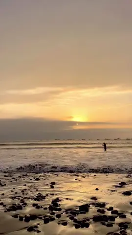 el sonido del 🌊y esta canción 😍 #peru🇵🇪 #fyp #paratiiiiiiiiiiiiiiiiiiiiiiiiiiiiiii  #alejandrosanz  #sunset #ysolosemeocurreamarte  #Love #enamorada  #parat #niña #viral 