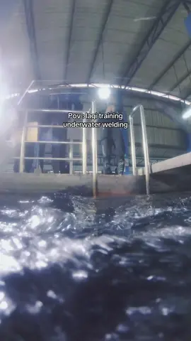 day 14 posisi 2F di air 5 set 10x las 🌊🌊#underwaterwelding #commercialdiving #berandamu #underwaterworld #weldermuda #solotechnopark #pov 