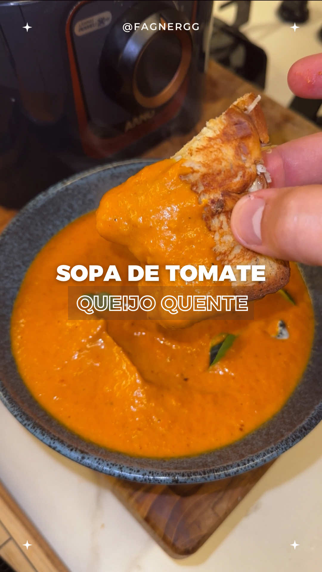 Esfriou… esse é meu trunfo!  Melhor que morango do amor é a sopa do GG. A moda passa, o ato de amar é constante.  Sopa de tomate cremosa, perfeita pra um jantar romântico, um date especial aconchegante Lhe agrada?  #sopacremosa #jantarromântico #comidaconforto #sopas #receitasfáceis #jantarparadois #receitaquente #noitefria 