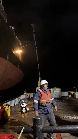 Receiving oil during bad weather!!! #seaman #seamantiktok #seamanlife 
