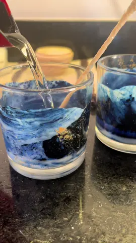 Mais um vídeo da produção da vela marmorizada 😍🤌🏼 Garanta a sua pelo link da bio  #velas #vela #candle #velasaromaticas #velasdecorativas #artesanato #feitoamao #velasartesanales #maresias 