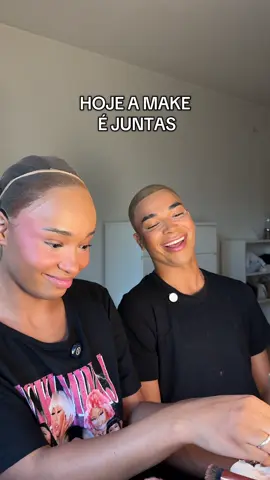 A parte 1 maquiando com elaaa, precisei vir pra Alemanha ensinar a gata 😂😂 #humor #makeup #maquiagem #dragqueen #make 