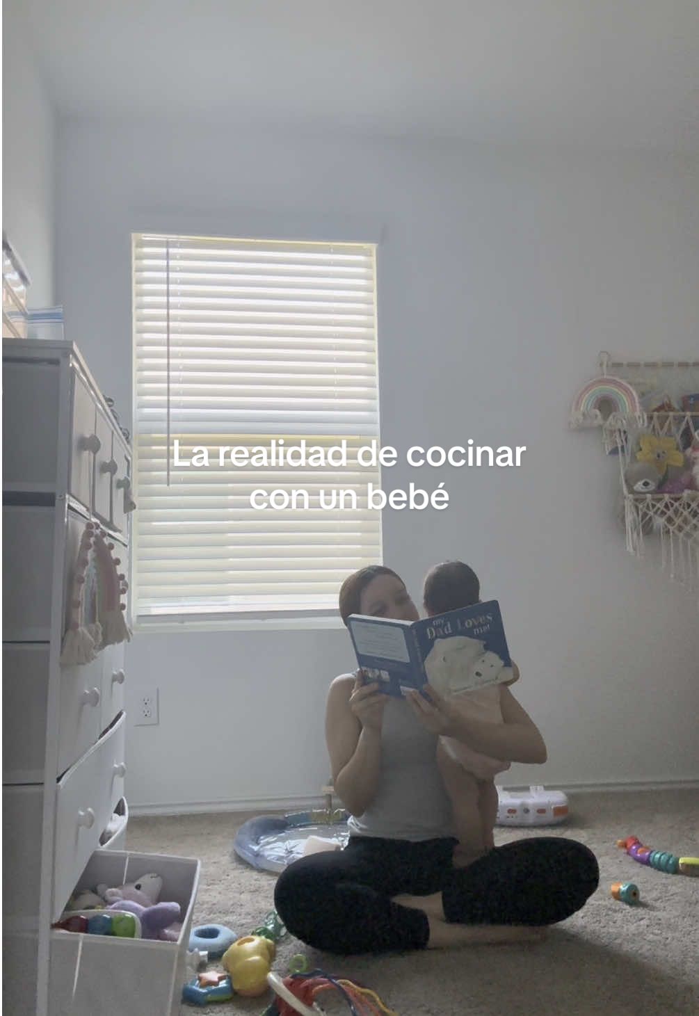 Acompañame a cocinar con mi bebé! La realidad 😂✅ #firsttimemom #momtok #maternidadreal