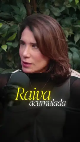 A raiva pode enfraquecer a sua imunidade? Você já parou para pensar no impacto da raiva no seu corpo? 😳 Quando sentimos raiva, o nosso corpo reage de uma forma que muita gente não imagina! Não é só o cérebro que é afetado, mas cada célula do nosso corpo, até os fios de cabelo!  A raiva libera substâncias como a adrenalina e a noradrenalina, que deixam a gente “ligado no 220” e acabam enfraquecendo a nossa imunidade. Por isso, o equilíbrio emocional é mais importante do que parece, e ele impacta diretamente a nossa saúde física.  E você, como o seu corpo reage quando sente raiva? Conta pra gente nos comentários! 👇 E se você conhece alguém que vive com raiva constantemente, compartilhe esse vídeo com essa pessoa. A raiva pode sabotar a saúde, e é importante aprender a lidar com ela para viver com mais equilíbrio. 💪✨