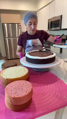 Acompáñame a montar 3 pasteles, uno de ellos de 2 pisos🎂✨ #creatorsearchinsights #cakedecorating #pasteleria 