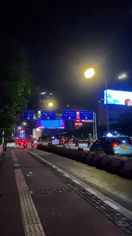 Jalanan yang sibuk di jam pulang pergi kerja. Videonya boleh di ambilin tanpa syarat. #view #jakarta #foryou #fyp #citylight #mediaWB #sudirman 