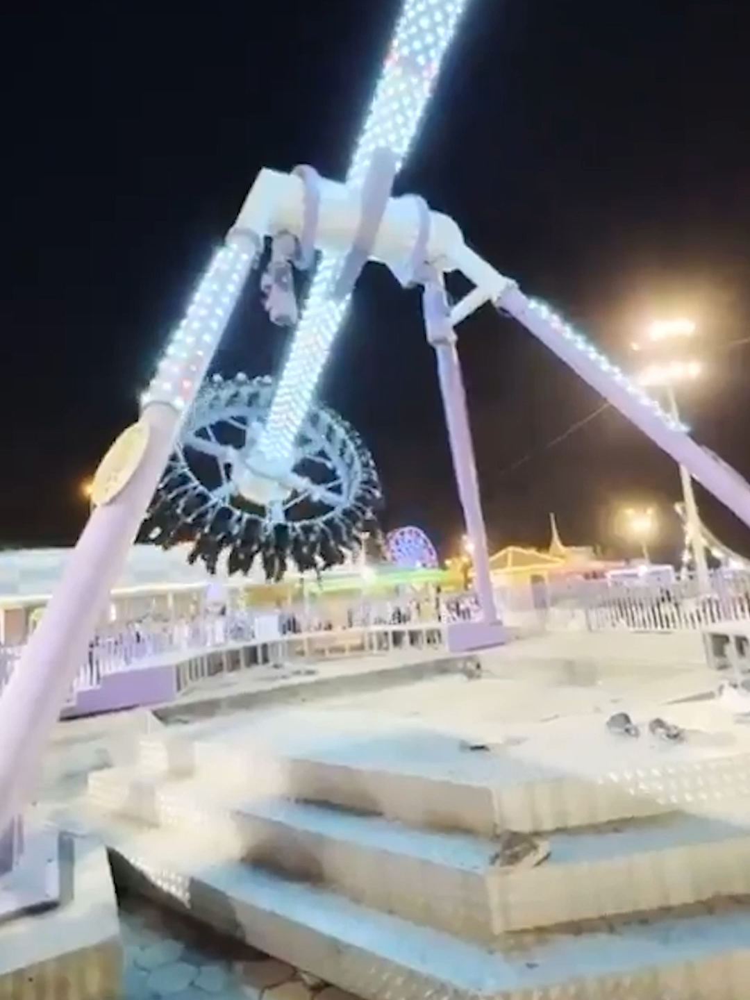 Uma atração de um parque de diversões da Arábia Saudita partiu em andamento e fez 23 feridos, três deles em estado grave. No vídeo que está a circular nas redes sociais é possível ver a roda giratória a partir-se ao meio durante uma viagem. O acidente ocorreu na quarta-feira, no Green Mountain Park, em Taif, na Arábia Saudita. As causas da avaria estão agora a ser investigadas. #jornaldenoticias #arabiasaudita #atracao #parquediversoes