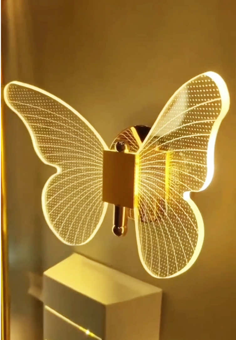 Essa luminária de parede em forma de borboleta tá simplesmente um encanto 🦋✨ 🥰 Disponível na minha vitrine com desconto!  Link na bio 🛒  #luminariadeparede #luminaria #parede #decoracao #borboleta #led 