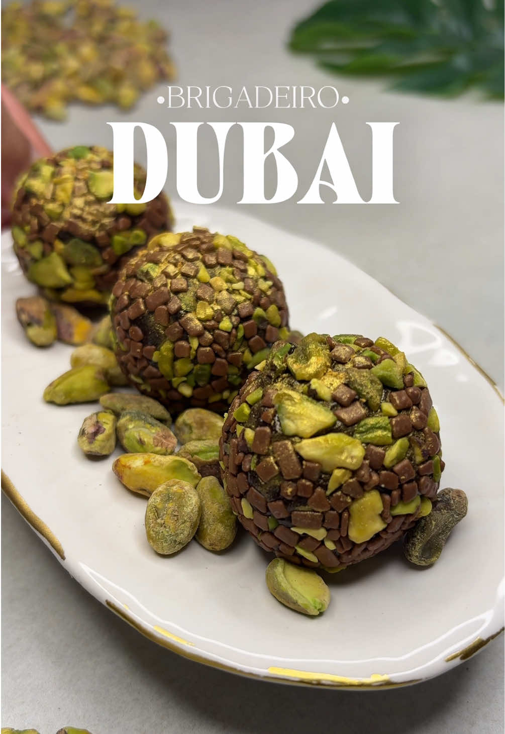 Brigadeiro Dubai 🇦🇪🍫 Ingredientes 1 LC  1 CL 50g de chocolate meio amargo 50g de cacau em pó 100% Pasta de pistache com Kneff Pó dourado como decoração (opcional) Todos os ingredientes dessa receita você encontra na @embalagensarcoiris  #brigadeiro #pistachio #receita #confeitaria 