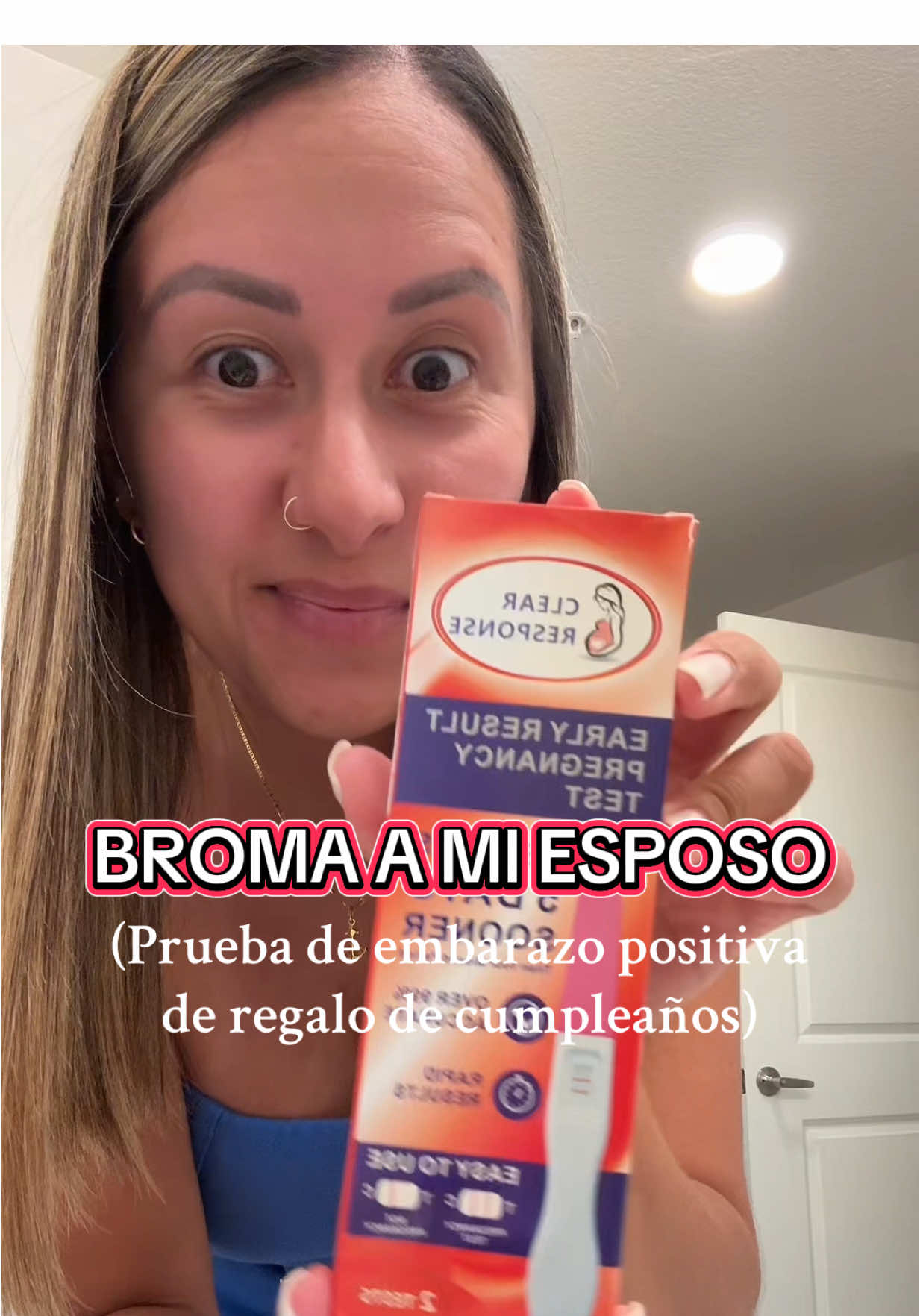 Broma a mi esposo, prueba de embarazo positiva de regalo de cumpleaños 🎁😂 #pregnant #embarazo #regalo #humor #broma #couplehumor #esposos 