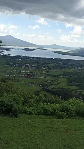 Mirador de Pátzcuaro. Desde este rincón mágico, se contempla uno de los paisajes más hermosos de México: el imponente Lago de Pátzcuaro, rodeado de historia, tradiciones purépechas y una cultura que ha perdurado por siglos. Este mirador es más que una vista espectacular… es una ventana al alma de Michoacán. Aquí, la naturaleza y la historia se encuentran. En días despejados, se alcanza a ver Janitzio, esa isla emblemática que cada Día de Muertos se llena de luz, velas y flor de cempasúchil. Además, Pátzcuaro es un deleite para los sentidos: desde el tradicional uchepo, las corundas y el atole blanco, hasta sus artesanías de madera, cobre y textiles que hablan de manos expertas y herencia indígena.