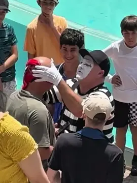 Tom the mime kissed the head of this men 😂🤣 . #tomthemime #seaworldorlando #funnymime 