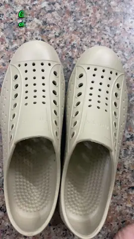 - Giày Sneaker Đúc Nguyên Khối EVA Nesty NE40 Chất liệu: Nhựa EVA cao cấp, bền bỉ, an toàn cho sức khỏe. Ưu điểm nổi bật: Đúc nguyên khối: Tăng độ bền và tính thẩm mỹ. Siêu nhẹ: Mang lại cảm giác thoải mái khi sử dụng cả ngày dài. Chống thấm nước: Phù hợp cho mọi thời tiết. Dễ vệ sinh: Chỉ cần lau nhẹ là sạch. Thiết kế: Lỗ thoáng khí đều khắp giày giúp bàn chân luôn khô thoáng. Đế giày chống trượt, tăng độ an toàn khi di chuyển. Màu sắc: Kem, Đen, Nâu. -Bích Ngọc- #xuhuong #tiktok2025 #giay #nesty #yeuthuongbanthan #sneakers 