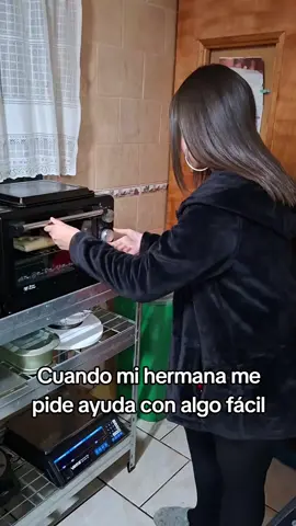 No sabe hacer nada 😤 #hermanas #hermana #humor #horadeaventura 