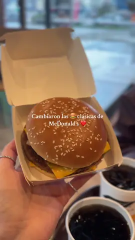 ESTÁ NOTICIA LES VA A ENCANTAR 🫶🏻 @McDonald's CL  Ahora el queso se derrite mejor, cocinan la cebolla directamente sobre la carne y también cambiaron el pan que ahora es más doradito y tostado 🤍 Además, ahora la Big Mac viene con 50% más de salsa 👀 #chile #mcdonalds #hamburguesa #burger #bigmac 