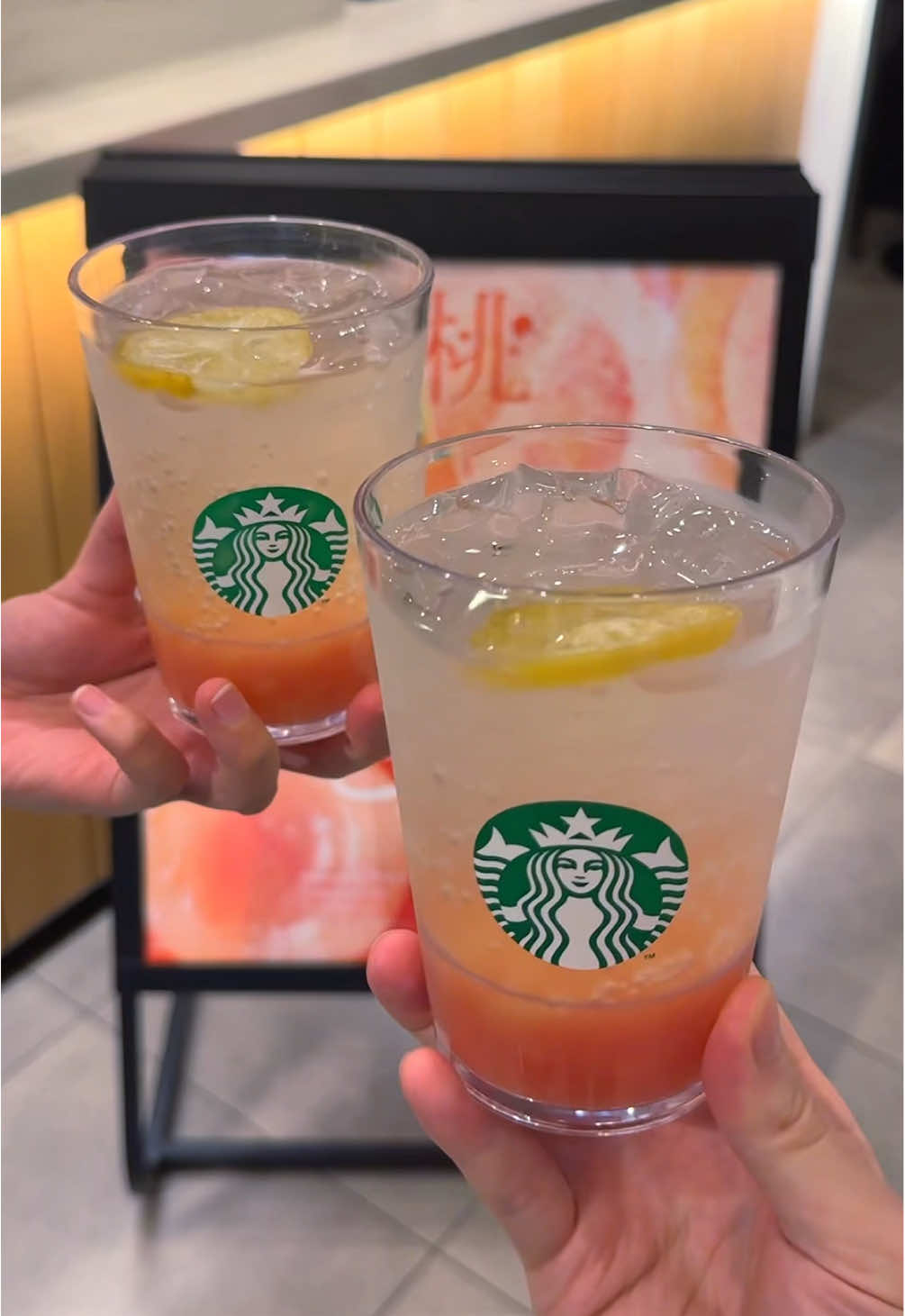スタバ今日発売のピーチチラックスソーダ🍑 ㅤㅤㅤㅤㅤㅤㅤㅤㅤㅤㅤㅤㅤ たっぷりのピーチ果肉に特製シロップとソーダを注いで作る暑い夏にぴったりすぎるドリンク！ 今回からグランデサイズも選べるようになってた🥤 ㅤㅤㅤㅤㅤㅤㅤㅤㅤㅤㅤㅤㅤ #スタバ #スタバ新作 #チラックスソーダ #桃 #tiktokfood 