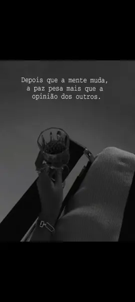 É quando você para de correr atrás de aceitação e começa a escolher onde pisa. Você percebe que agradar o mundo inteiro é um fardo, mas estar em paz com quem você é… isso não tem preço. A mente muda quando cansa de se moldar para caber em espaços apertados de aprovação alheia. E, quando ela muda, tudo muda. Você se recolhe de discussões vazias. Silencia onde antes se explicava demais. Sente prazer no que antes achava entediante: a calma, a solitude, o silêncio. Porque agora, sua medida de sucesso não é mais ser aceita. É ser leve. Ser real. Ser fiel à mulher que você se tornou, mesmo que ninguém entenda. #mulheres #mulheresempoderadas #saudemental #pazmental #autocuidado #sabedoria #empoderada @Sabedoria 