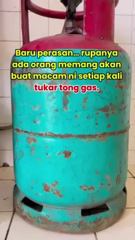 Meletakkan tarikh pembelian pada tong gas sangat penting untuk beberapa sebab, terutamanya dari segi keselamatan dan pengurusan penggunaan. Berikut sebab utamanya: 1. Pantau Tempoh Kegunaan Gas  • Tarikh pembelian membantu kita tahu bila tong gas mula digunakan. Jadi, kita boleh anggar berapa lama satu tong bertahan.  • Ini berguna untuk menguruskan bajet bulanan. 2. Elak Kebocoran Gas Lama  • Jika tong gas sudah terlalu lama (bertahun-tahun digunakan tanpa henti), risikonya untuk mengalami kebocoran lebih tinggi.  • Dengan adanya tarikh, kita boleh kenal pasti tong mana yang sudah lama digunakan dan perlu ditukar. 3. Mudah Buat Aduan atau Tuntutan  • Jika ada masalah (contoh: gas cepat habis atau injap bocor), tarikh pembelian memudahkan kita membuat aduan pada pihak pembekal. 4. Rujukan Bila Gas Habis  • Kadang-kadang kita lupa bila tong gas dibeli. Tarikh ini membantu kita jangka bila gas akan habis supaya kita boleh sedia beli stok baru. 5. Keselamatan Rumah Tangga  • Ada sesetengah tong gas mempunyai tarikh luput atau disyorkan diperiksa selepas tempoh tertentu. Dengan catat tarikh, kita lebih peka terhadap faktor keselamatan ini.