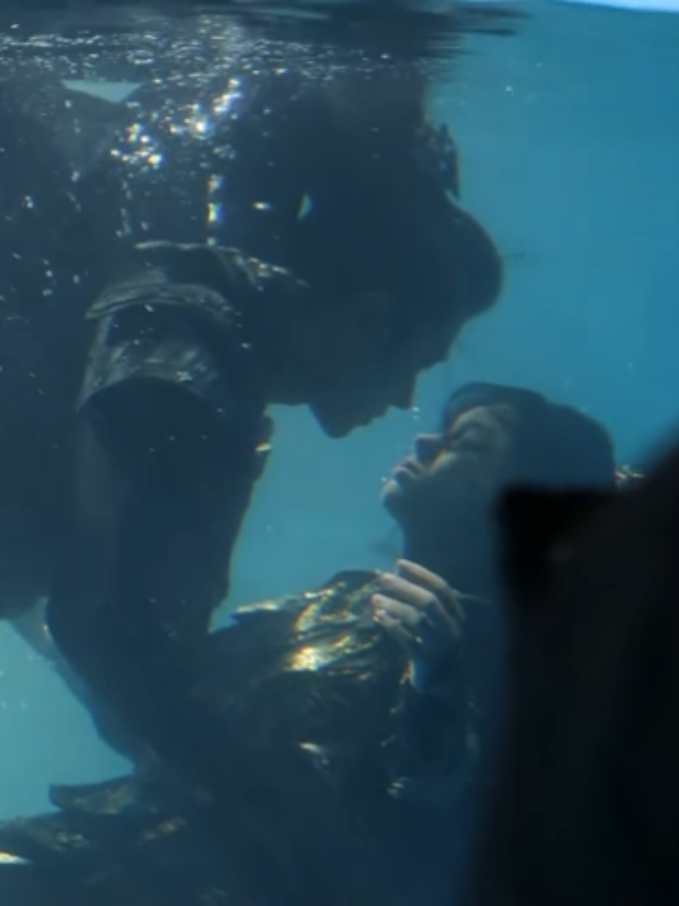 HeYan Xiaojue water kiss behind the scene, zhouye dan Chenglei ambil adegan beneran di air dan beberapa kali take sampai mereka menggigil kedinginan  #legendofthefemalegeneral #fyp #foryou #zhouye #chenglei #drama #china #cdrama 