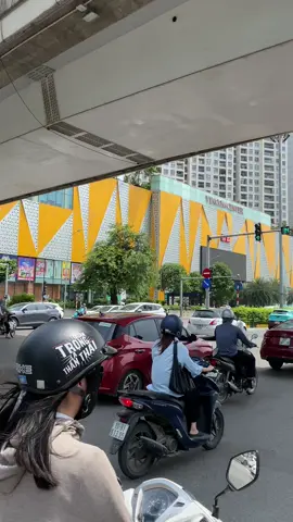 Thấy hoa nở là tốt rồi, sao phải quan tâm nó thuộc về ai, thấy em hạnh phúc là vui rồi, đâu nhất thiết phải bên anh. một lời nói dối…