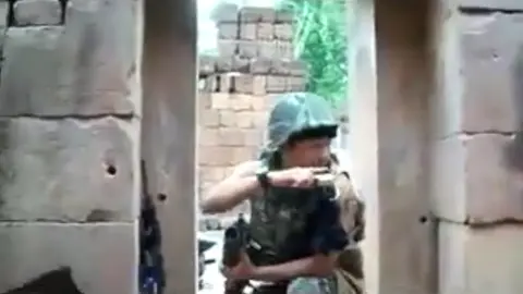 A Thai🇹🇭 Squad Leader commands his team during a firefight with a Cambodian🇰🇭position. Thailand-Cambodia Border Skirmish (28/05/2011) #Thailand🇹🇭 #Cambodia🇰🇭 #CrossBorderConflict #SouthEastAsia 