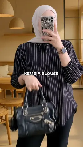 Kemeja salur kekinian buat kamu yang suka tampil simpel tapi classy! Rayon premium, adem, jatuh, dan gak nerawang! Full kancing, lengan karet, nyaman buat hijabers, busui, dan cewek aktif 💯 Wajib punya buat daily outfit ke kampus, kantor, atau hangout 🔥 #kemejawanitaterbaru #blousehijabkekinian #kemejarayonpremium #ootdhijab #busuifriendly #wudhufriendly #fashionwanita2025 
