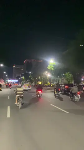 Seindah itu yaa🥹 #surabaya #surabayanightvibes #nightride #balaikotasurabaya #alunalun #jatim #fypage #fypp 
